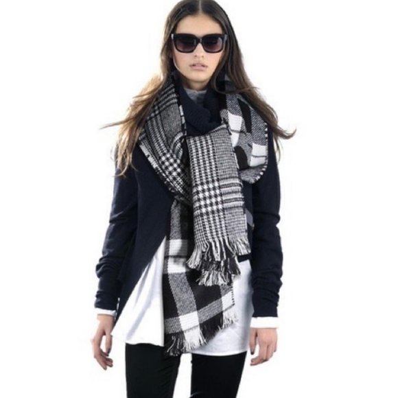 🔥 🔥HOT🔥🆕COZY REVERSIBLE BLACK & WHITE PLAID SCARF - Picture 2 of 5